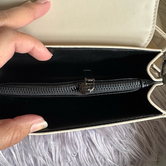 Tan Crossbody Bag with Structured Design and Versatile Style - Picture 5 of 7